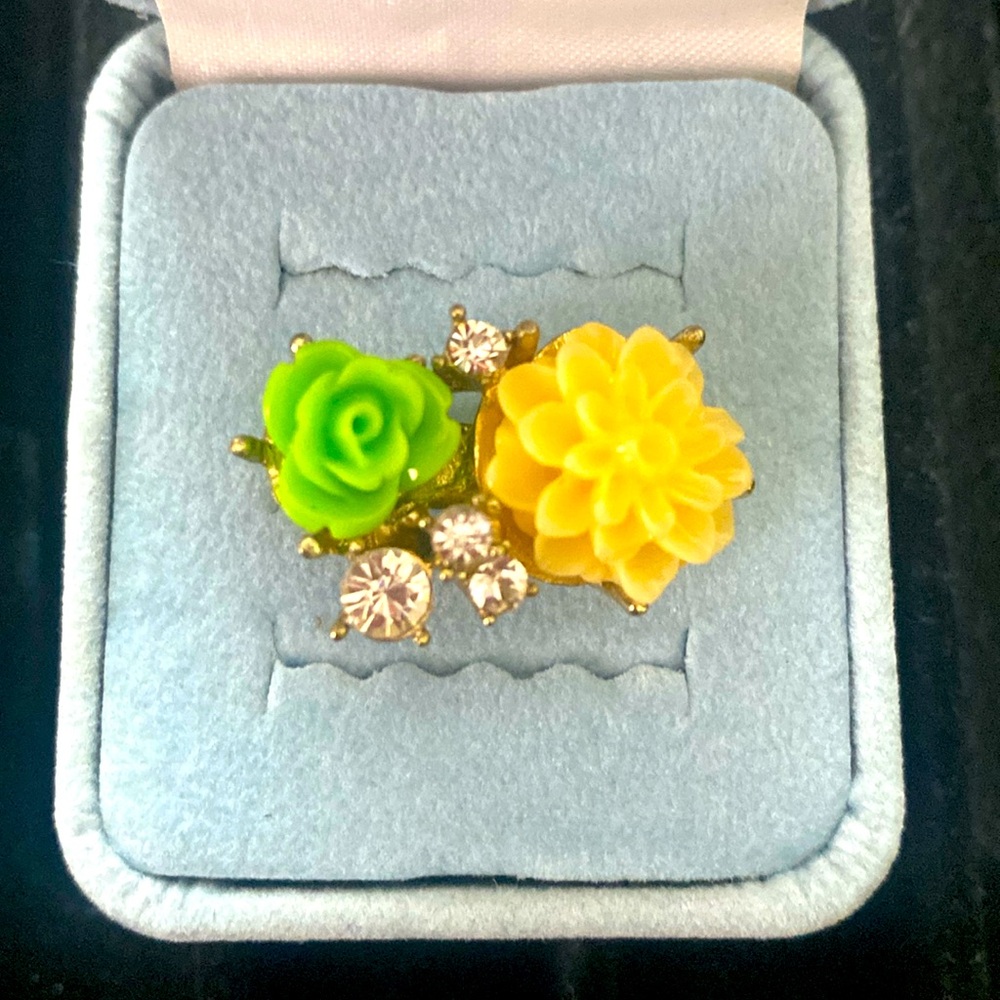Classic rose floral ring.